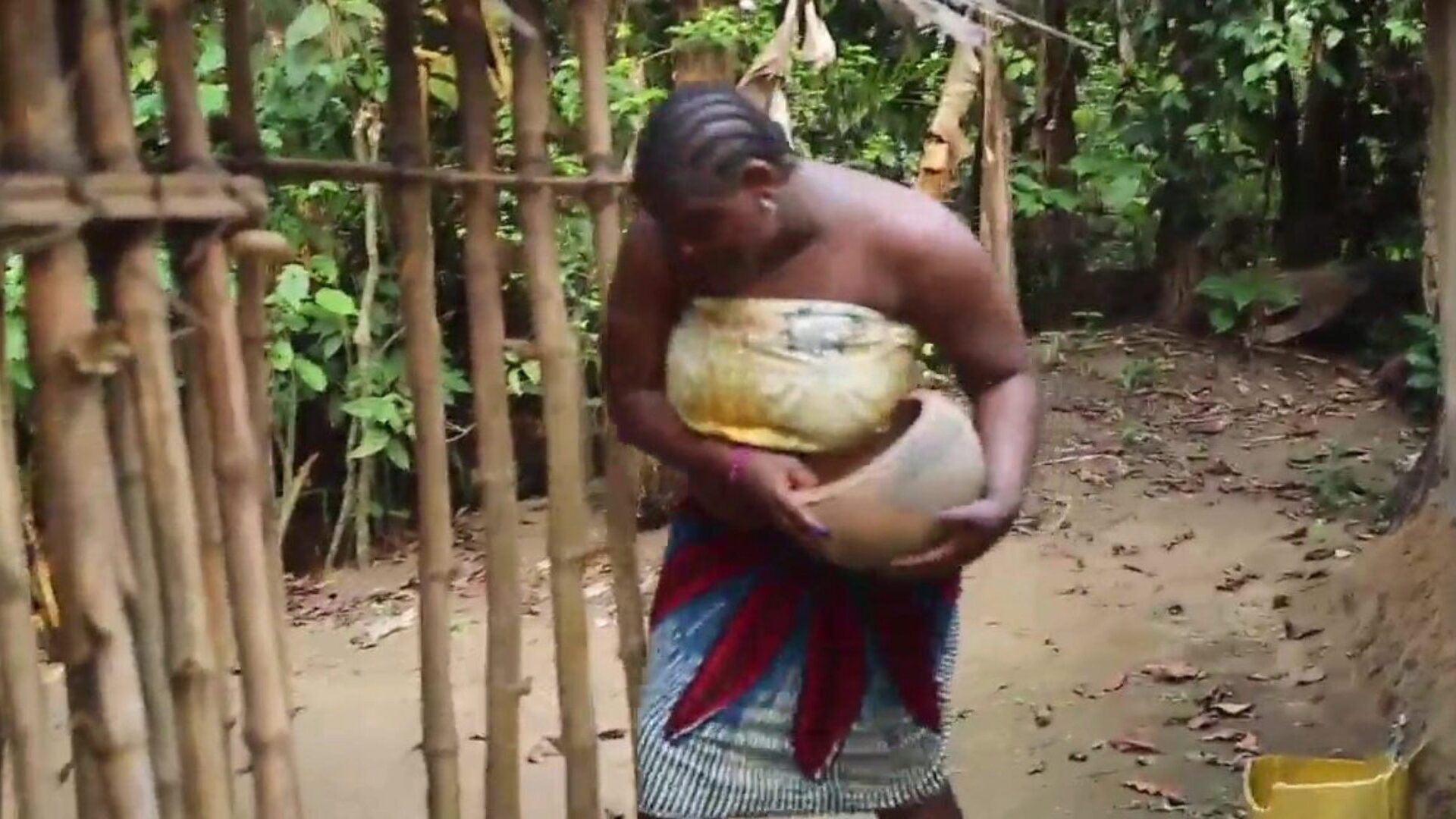 son mari a surpris son propre frère en train de pomper sa femme, ce mec l'a discipliné pour qu'il se mette à quatre pattes et le regarde déchirer sa femme